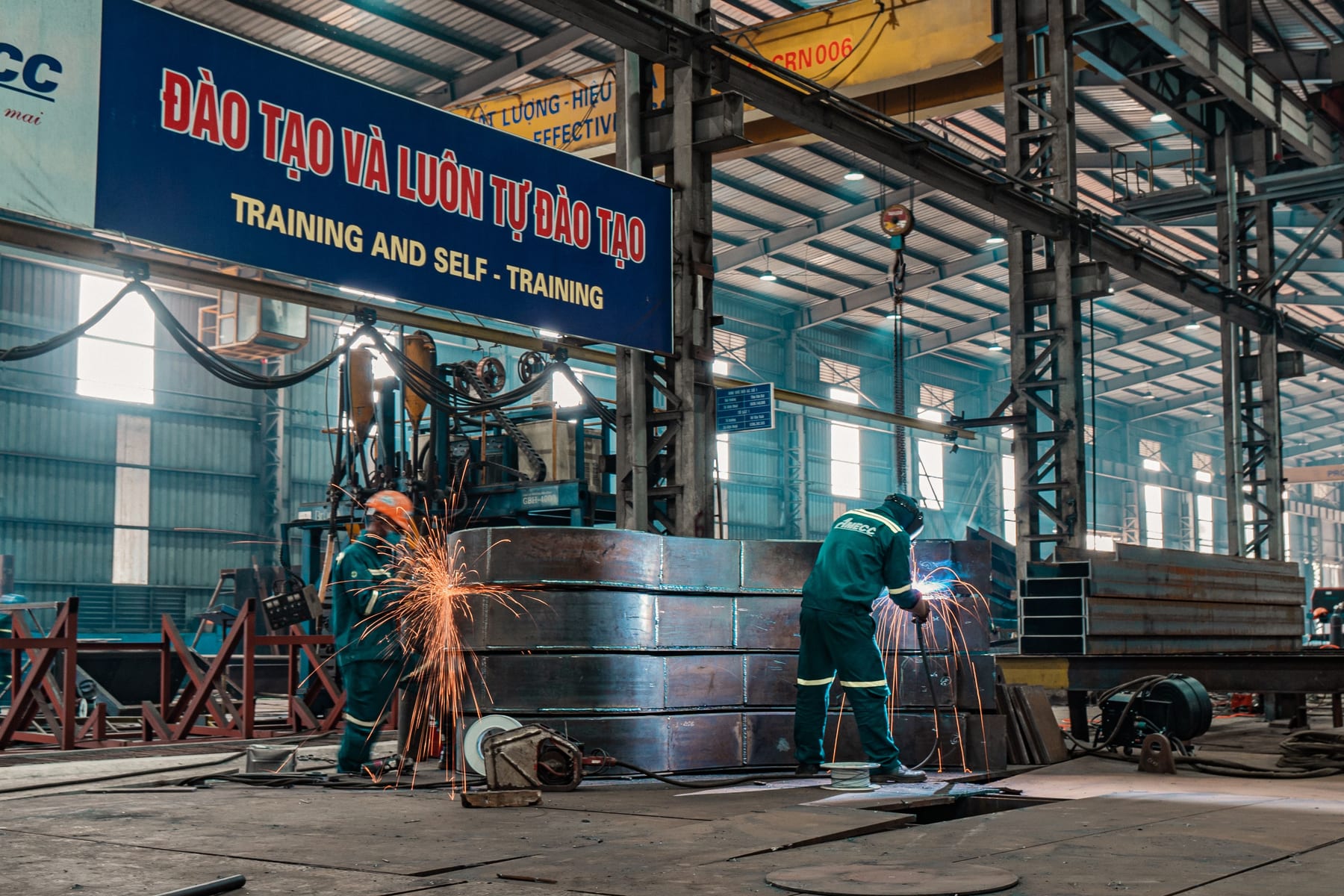 Không gian xưởng chế tạo và dây chuyền sản xuất công nghiệp.