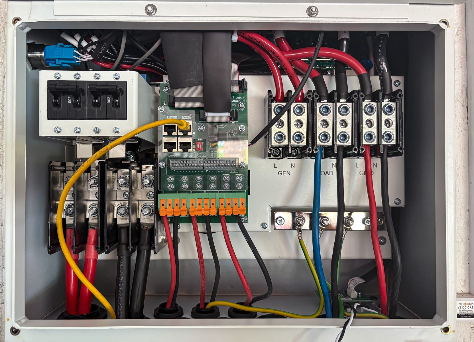 Chi tiết bên trong tủ điện minh họa tiêu chuẩn IEC.