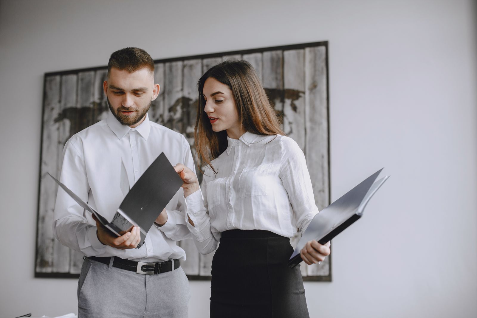 Hai đồng nghiệp cùng kiểm tra tài liệu tại văn phòng