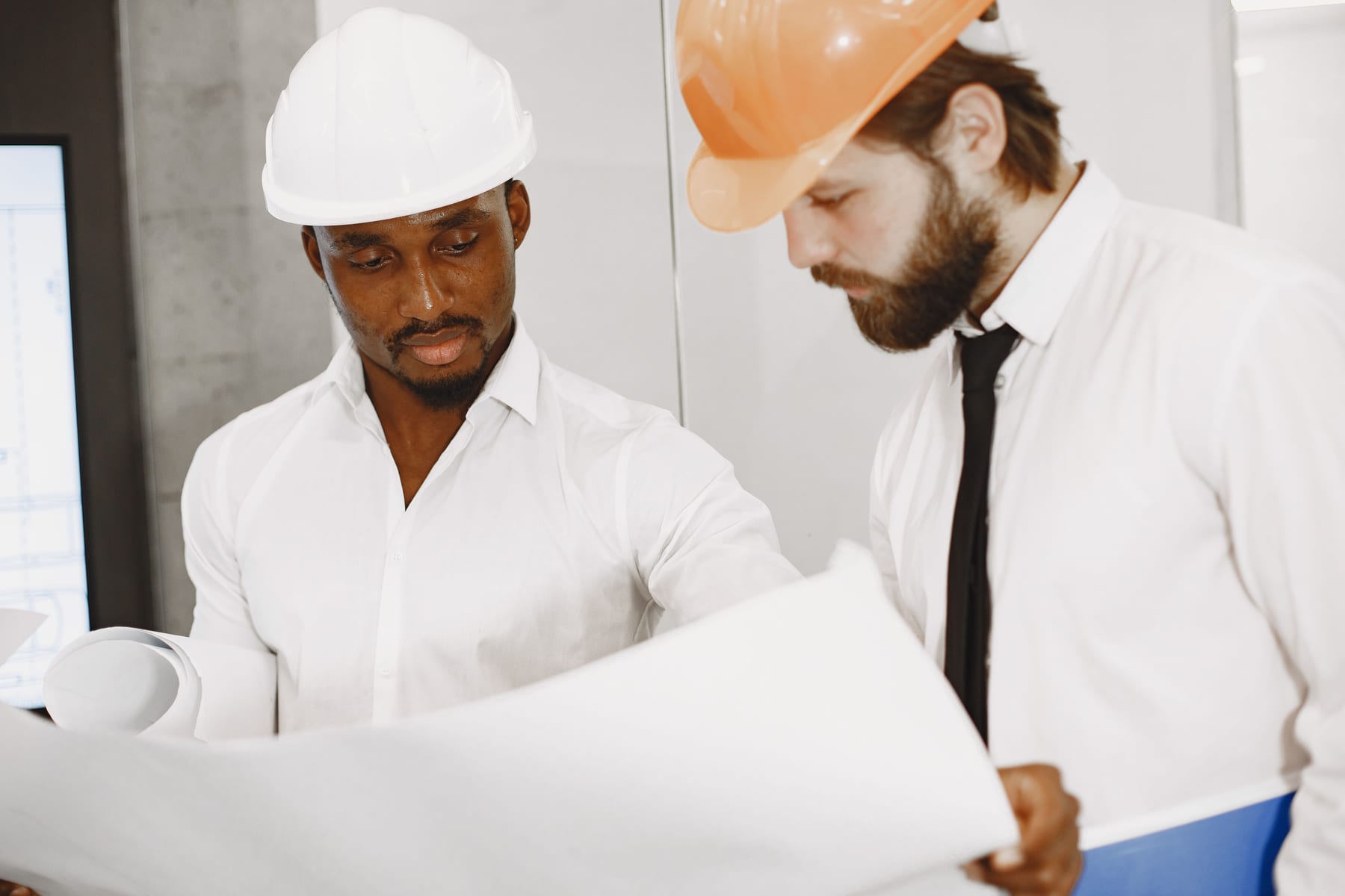 Nhóm kỹ sư đọc bản vẽ và chỉ dẫn kỹ thuật công trình.