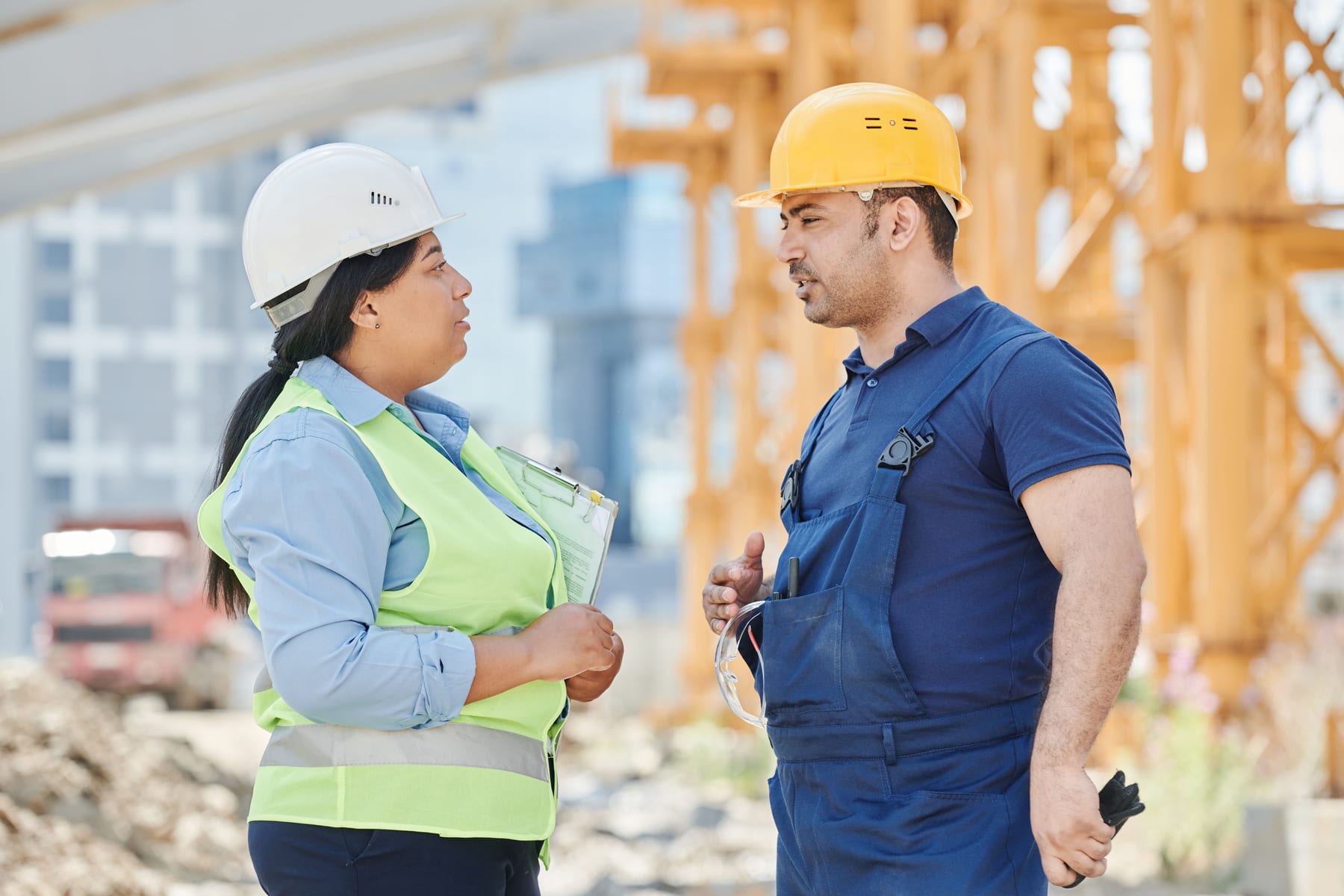 Nhóm kỹ sư phối hợp kiểm tra tiêu chuẩn xây dựng.